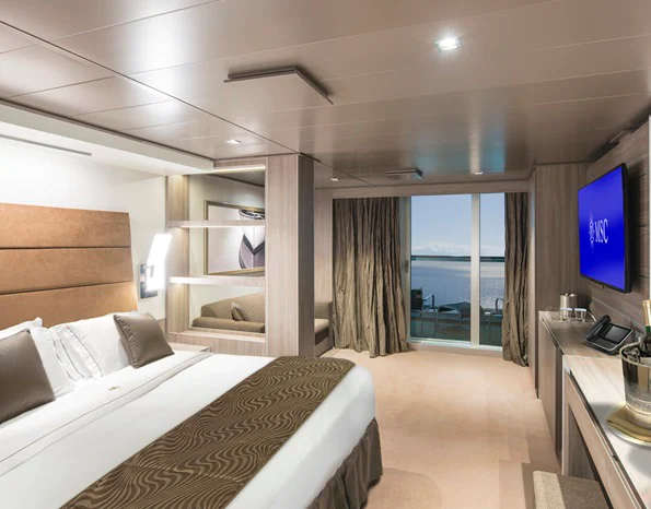 YACHT CLUB DELUXE SUITE
