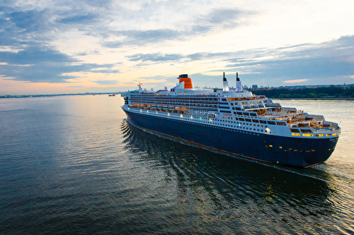 Queen Mary 2 at sea